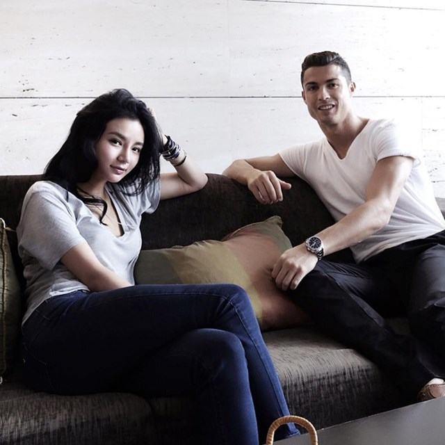 Mối quan hệ th&acirc;n thiết của Kim Lim với c&aacute;c ng&ocirc;i sao quốc tế như&nbsp;Cristiano Ronaldo g&acirc;y t&ograve; m&ograve; lớn đối với c&ocirc;ng ch&uacute;ng.